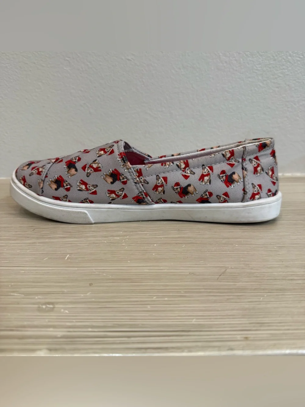 Isaac Mizrahi Corgi Dog Christmas Shoe Women's 8 slip-on sneakers